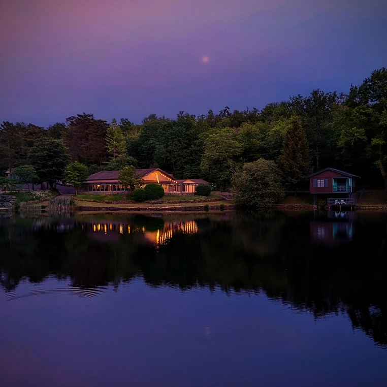 Vue panoramique de la salle de mariage avec terrasse sur le lac - Parenthèses Imaginaires