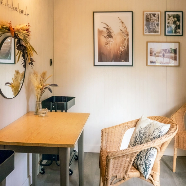 Cabane dédiée à la préparation de la mariée avec salon de coiffure et maquillage en Dordogne"