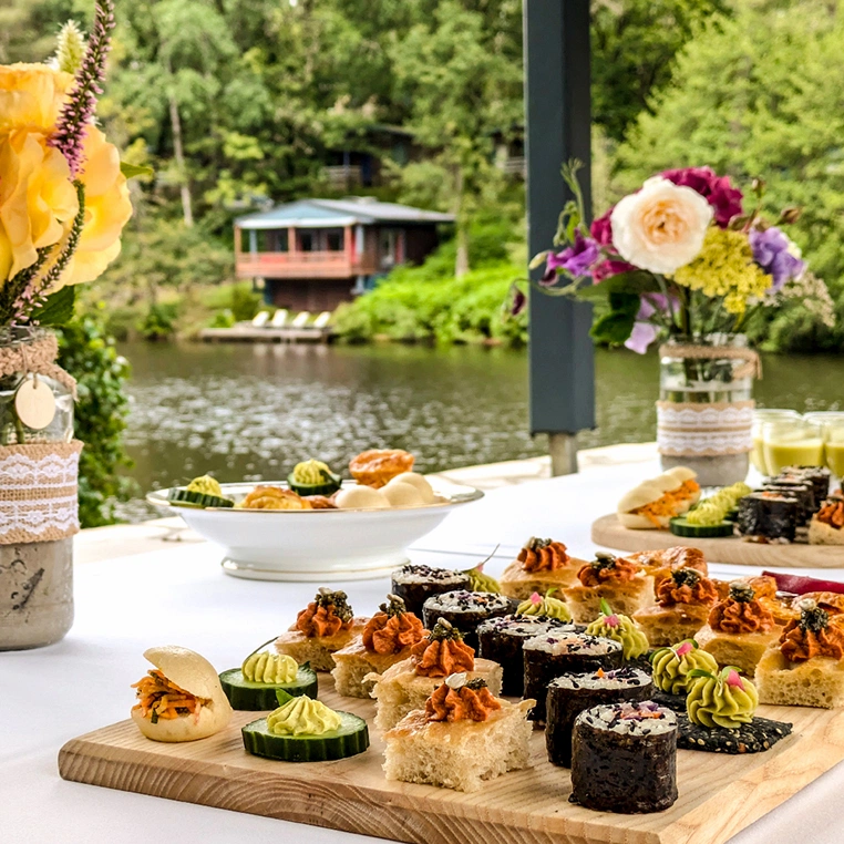 Vue panoramique sur le lac depuis la salle de réception mariage Parenthèses Imaginaires Dordogne"