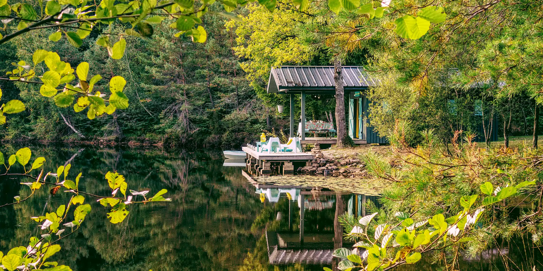 La cabane du pêcheur au bord de l'étang de pêche de Parenthèses imaginaires en Périgord vert