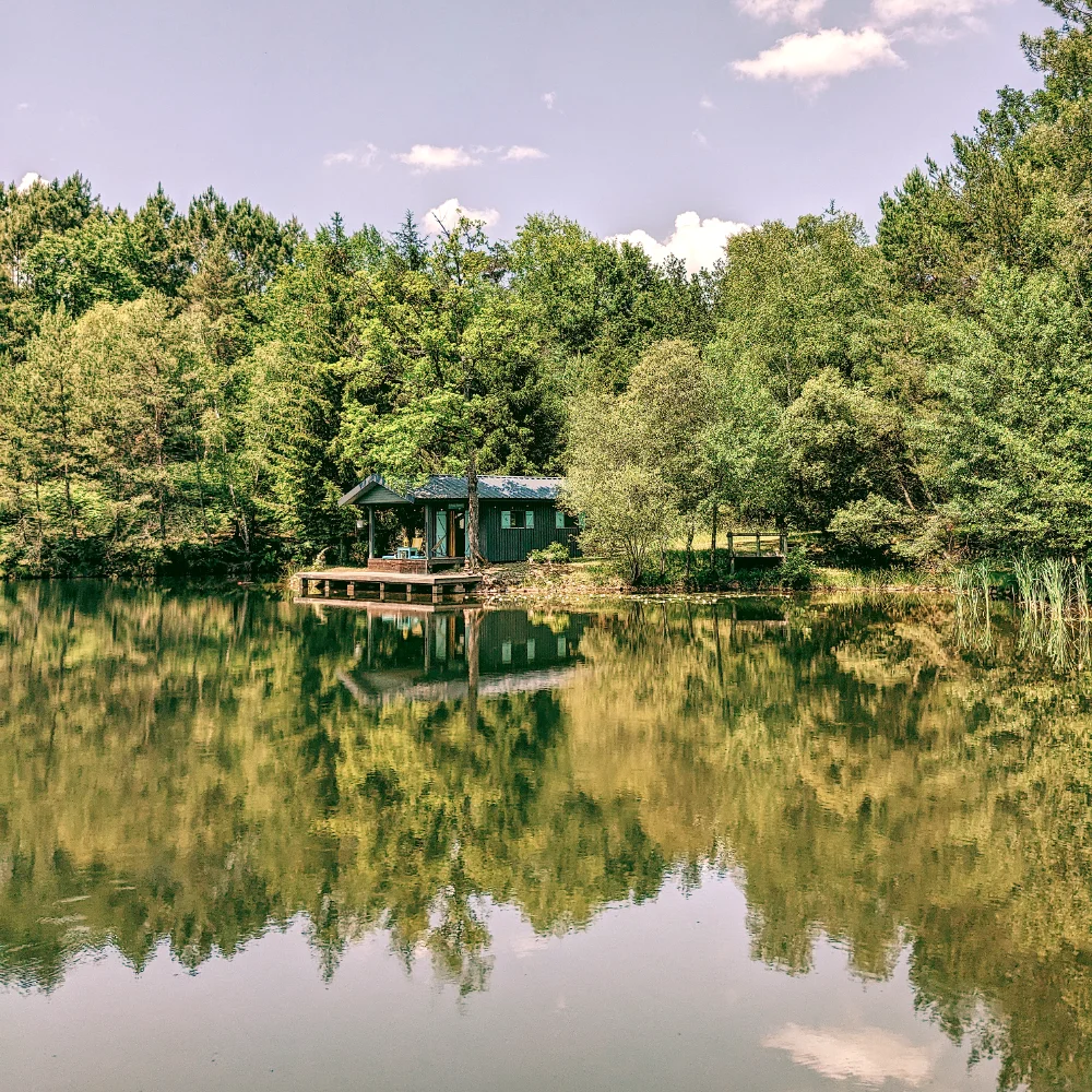 Cabane du pêcheur au bord du lac privé de pêche à deux dans un refuge authentique en Dordogne