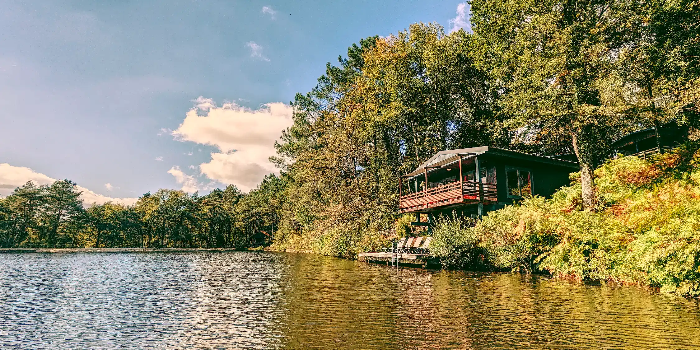 Chalet sur pilotis familial en bordure de lac à Parenthèses imaginaires en Dordogne