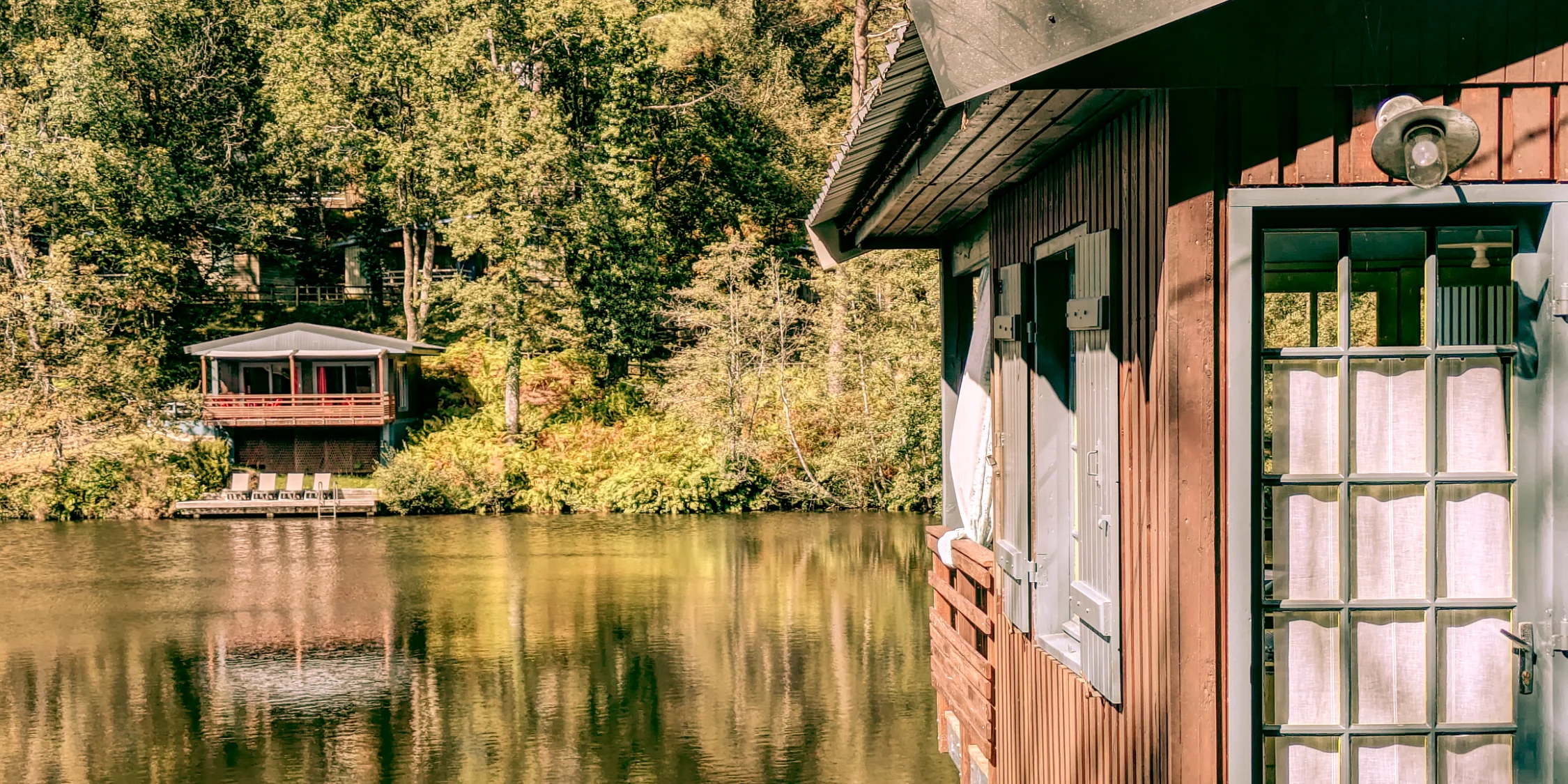 hébergements insolites au bord de l'eau en Dordogne Périgord vert