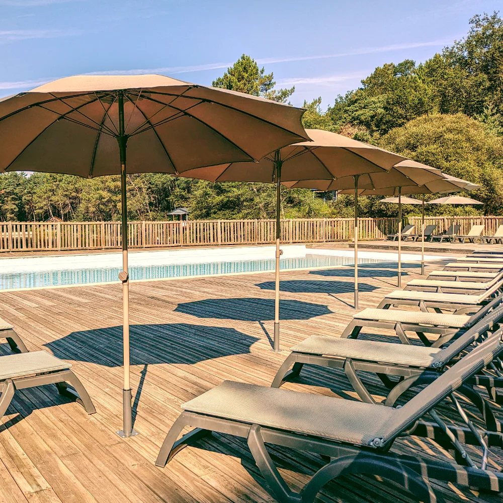 piscine beins de soleil et parasols