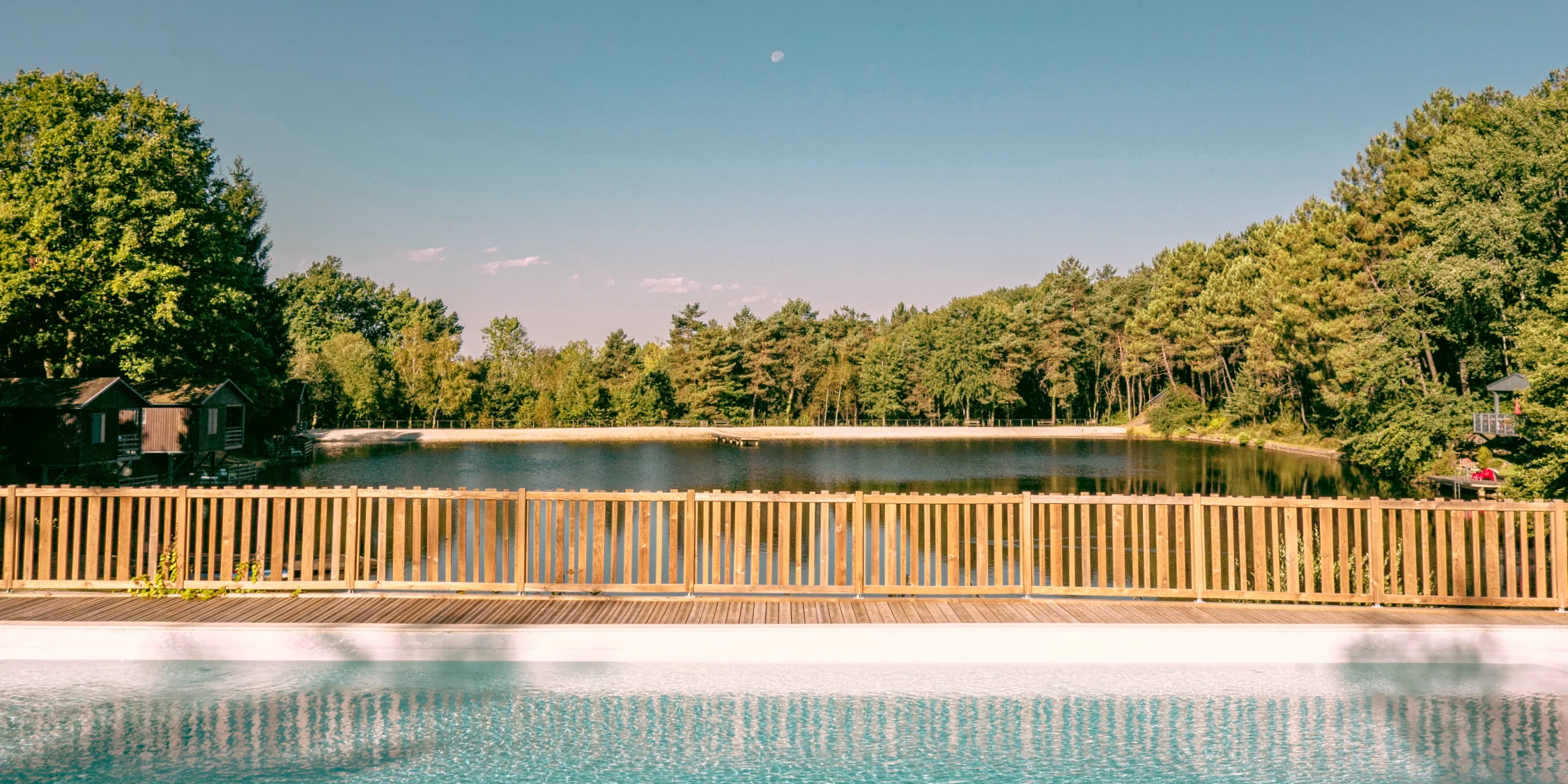 piscine-lac-dordogne Piscine avec vue sur le lac de baignade en Périgord vert