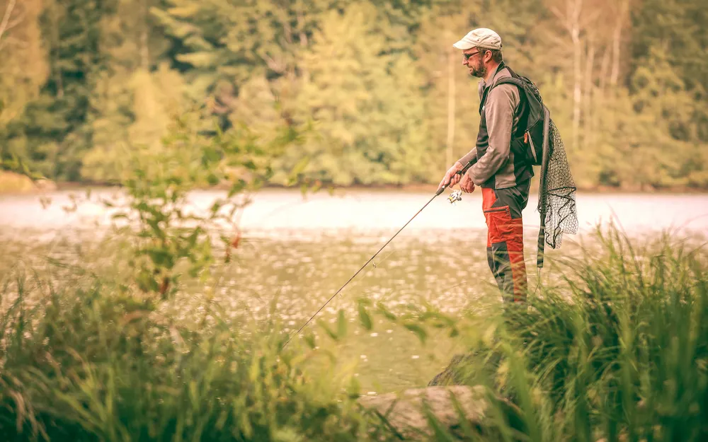 pêcheur à l'étang de pêche