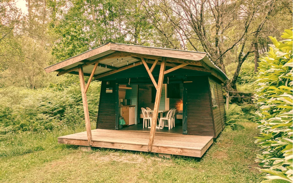 cabane glamping ou petit lodge en bois
