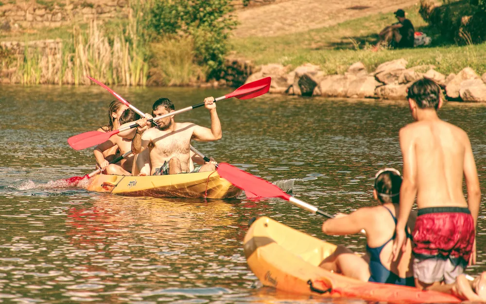 Personnes faisant du canoë gratuitement sur le lac de baignade